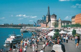 Жители и гости Дюссельдорфа.