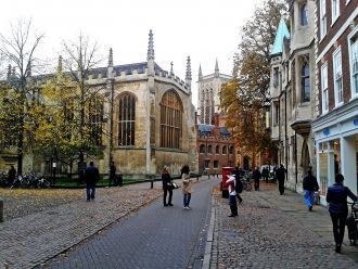 Люди в Кембридже, Великобритания.