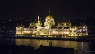 Здание Парламента Венгрии ночью.