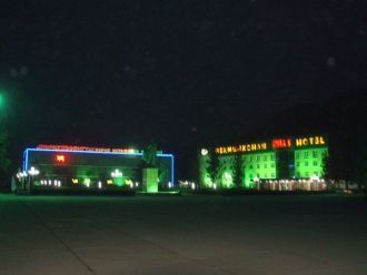 Ценральная площадь города Нурека ночью.