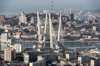 Город Владивосток с вертолета.