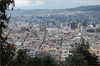 Столица Эквадора - город Кито с высоты.