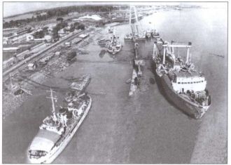 Судоподъемные работы в порту Читтагонг. 