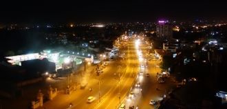 Вид на ночной Джайпур с ресторана отеля 