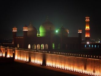Королевская мечеть Бадшахи в Лахоре ночь