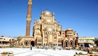 Новая мечеть Аль-Сахаба в курортном горо