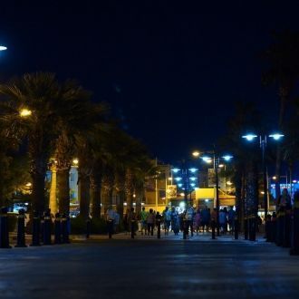 Улица Пафоса ночью.