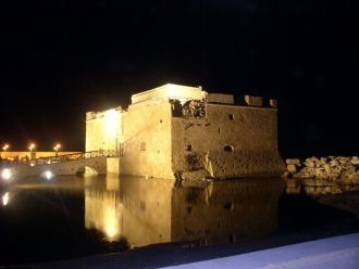 Форт Пафоса ночью.