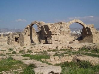 Пафос, крепость Саранта Колонес - руины 