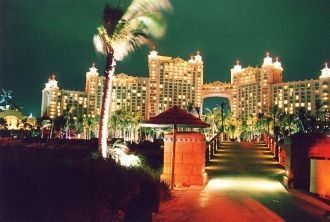 Нассау ночью.