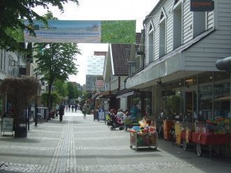 Улица с различными магазинами.