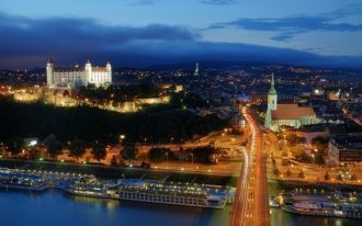 Вид на ночную Братиславу.