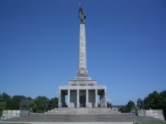Мемориальное кладбище и памятник на горе