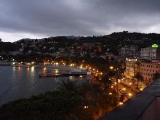 Ночная жизнь в городе Рапалло.