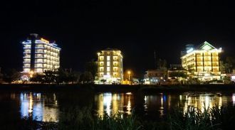 Город Баттамбанг ночью.
