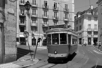 Трамвай в Лиссабоне (старое фото).