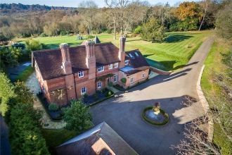 Кроули, Англия.