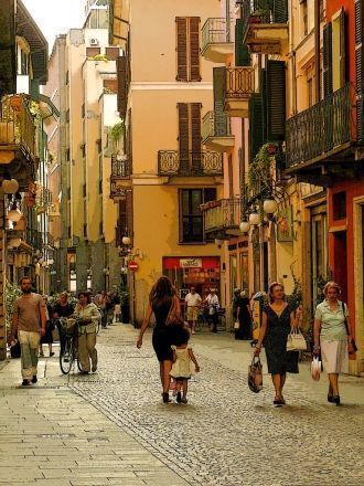 Пешеходы на улицах города