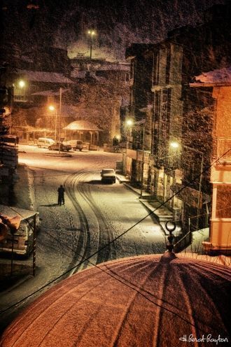 Снег в турецком городе Кютахья. Ночь.