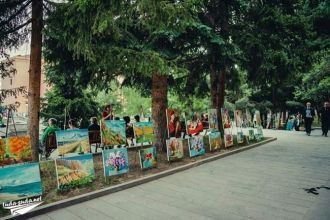 Уличная выставка картин