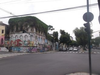 Контрасты улиц, города Манаус.