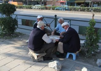 Народная игра домино прямо на улицах Тир