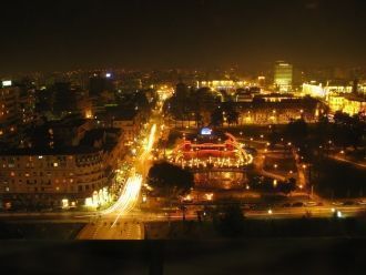 Тирана ночью.
