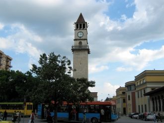 Часовая башня в центре Тираны.