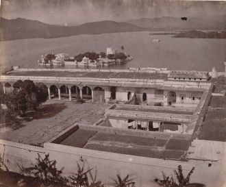Старое фото озерного дворца Джаг-Ниваса.