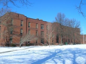 Улица возле школы Акрона.