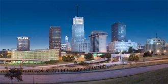 Город Акрон ночью.