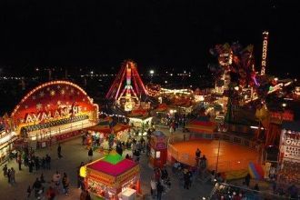 Город Блэкфут ночью.