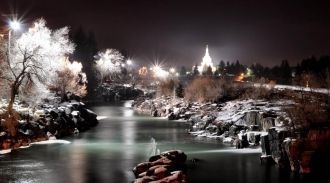 Город Блэкфут ночью.