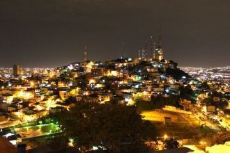 Вид на Гуаякиль ночью.