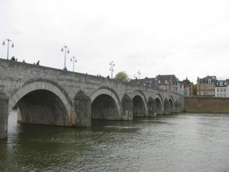 Старый мост Sint Servaasbrug.