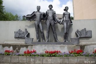 Памятник первым строителям Новополоцка.