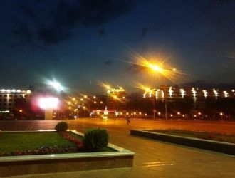 Центральная площадь Новополоцка ночью.