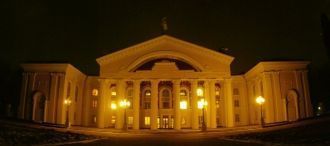 Ночь. Дворец культуры.