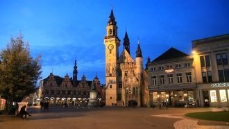 Город Алст вечером.