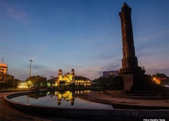 Город Семаранг ночью.