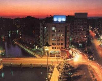 Ночная улица города Эскишехир.