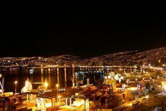 Город Вальпараисо ночью.