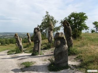 Каменные бабы на горе Кременец в Изюме.