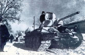 Танковая колонна Т-34 входит в освобождё