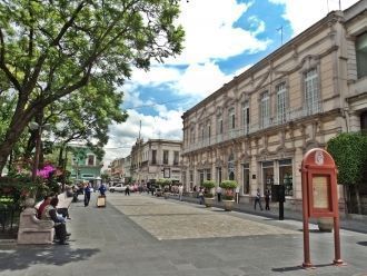 На улице города Агуаскальентес.