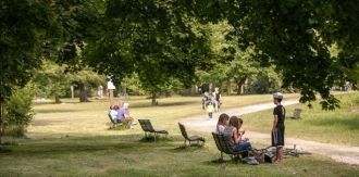 Отдыхающие в парке Монцы