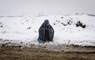 Афганская женщина просит милостыню в Каб