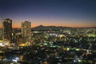 Ночной город Кавасаки, Япония.