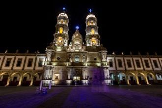 Базилика Богоматери Сапопана ночью.