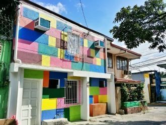 Необычный цветной дом.